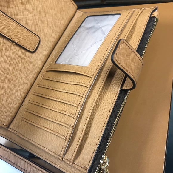 Michael kors wallet. - Picture 3 of 4
